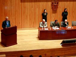 Fernando Guzmán se presentó ante académicos en el Paraninfo de la Universidad de Guadalajara. ESPECIAL  /