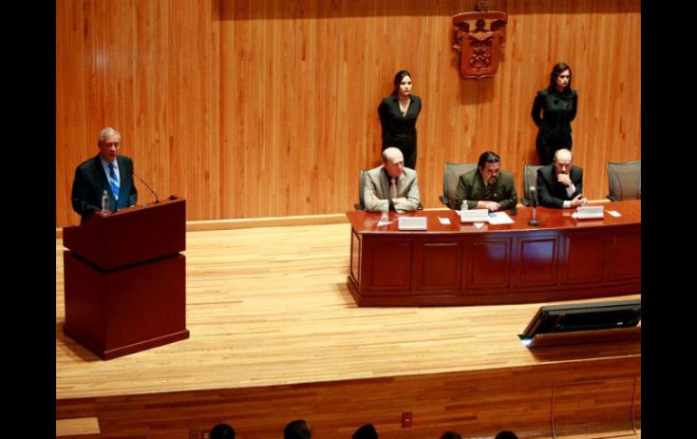 Fernando Guzmán se presentó ante académicos en el Paraninfo de la Universidad de Guadalajara. ESPECIAL  /