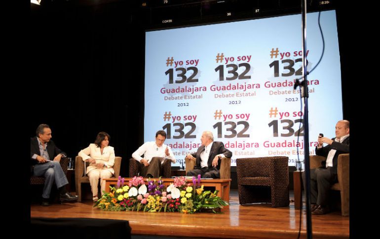 Los candidatos eluden contestar concretamente las preguntas, formuladas por universitarios.  /