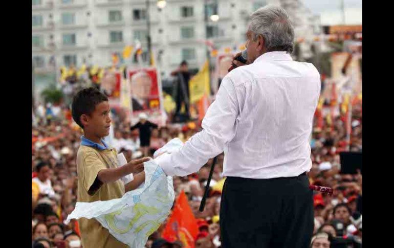 Andrés Manuel López Obrador durante su cierre estatal de campaña en el puerto veracruzano. EL UNIVERSAL  /