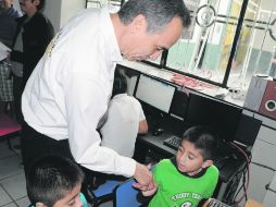 Además de firmar compromisos, Fernando Garza recorrió las instalaciones y convivió con niños. ESPECIAL  /