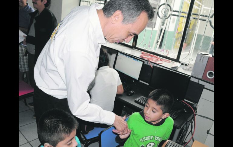 Además de firmar compromisos, Fernando Garza recorrió las instalaciones y convivió con niños. ESPECIAL  /