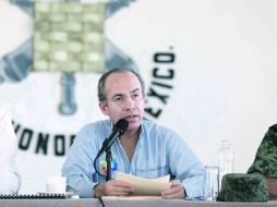 El Presidente Felipe Calderón (c), en la reunión de evaluación de los daños ocasionados por el huracán “Carlotta”. EL UNIVERSAL  /