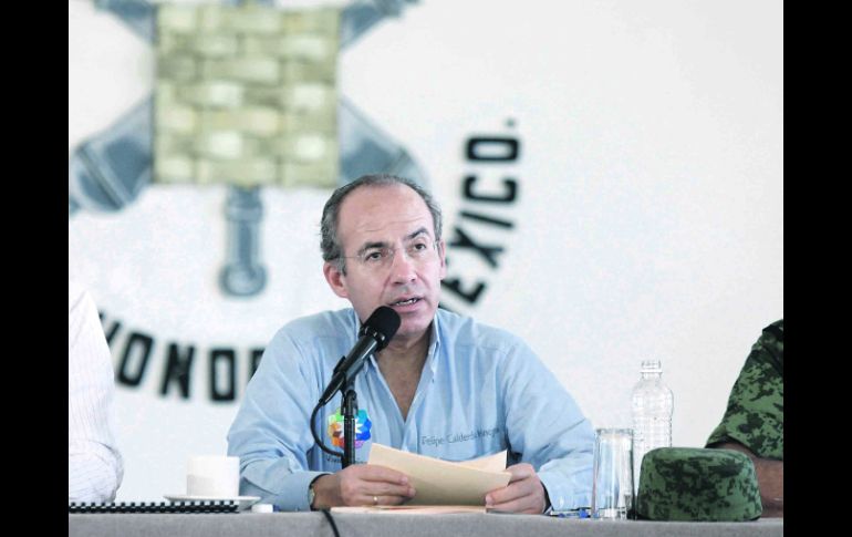 El Presidente Felipe Calderón (c), en la reunión de evaluación de los daños ocasionados por el huracán “Carlotta”. EL UNIVERSAL  /