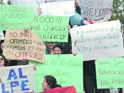 NO ESTÁ SOLO. Partidarios de Fernando Lugo protestan frente al Congreso en Asunción. AFP  /