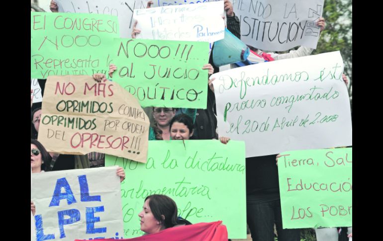 NO ESTÁ SOLO. Partidarios de Fernando Lugo protestan frente al Congreso en Asunción. AFP  /