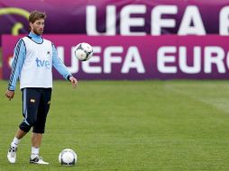 Sergio Ramos en el entrenamiento de su selección hoy, con el logo de la Eurocopa 2012 como fondo. EFE  /