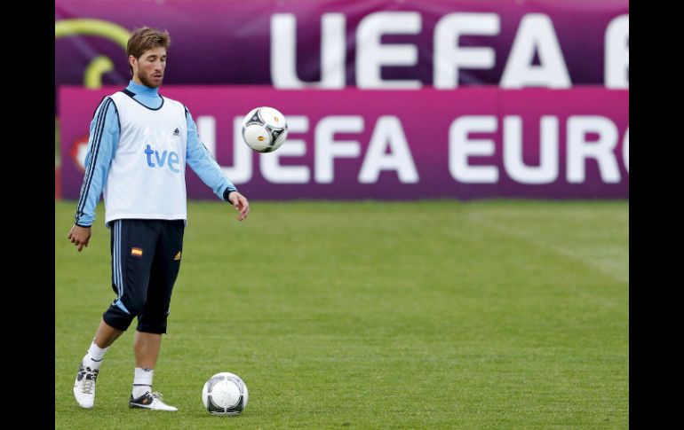 Sergio Ramos en el entrenamiento de su selección hoy, con el logo de la Eurocopa 2012 como fondo. EFE  /