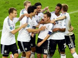 El capitán de la selección alemana, Philipp Lahm (c-d), celebra su gol con sus compañeros de equipo. EFE  /