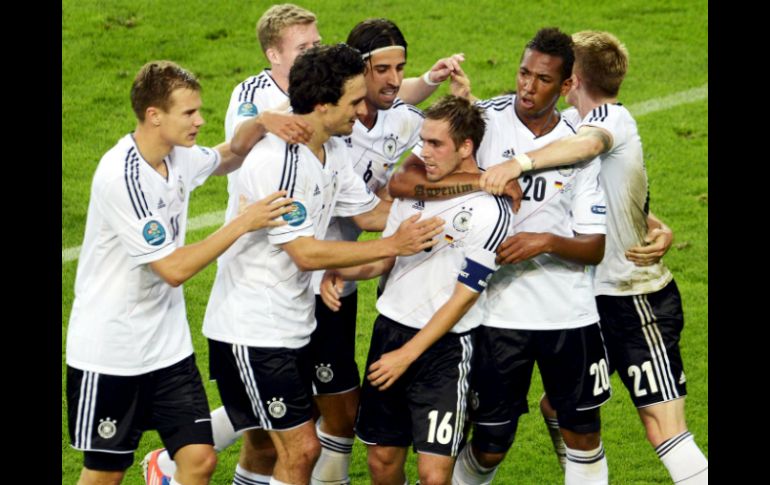 El capitán de la selección alemana, Philipp Lahm (c-d), celebra su gol con sus compañeros de equipo. EFE  /