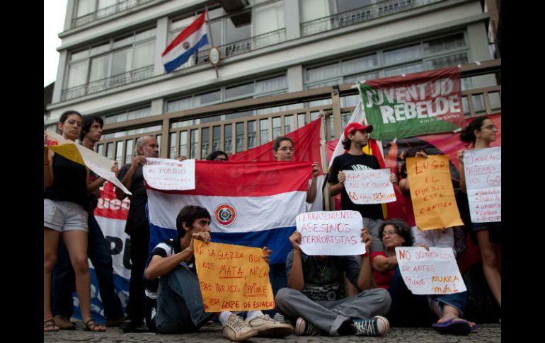 Partidarios de Fernando Lugo, también protestaron frente al consulado de Paraguay en Río de Janeiro, Brasil. AP  /