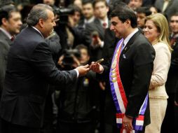 El presidente del Congreso, Jorge Oviedo Matto, entrega el bastón de mando aFederico Franco. EFE  /