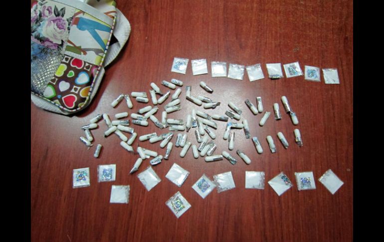 Los oficiales le encontraron al sujeto 21 bolsitas conteniendo cocaína.  /