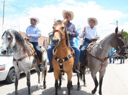 Andrés Zermeño (al centro) en la caravana organizada por habitantes de San Miguel Cuyutlán. ESPECIAL  /