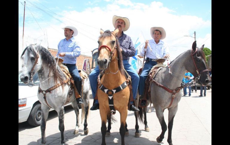 Andrés Zermeño (al centro) en la caravana organizada por habitantes de San Miguel Cuyutlán. ESPECIAL  /