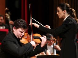 Alondra de la Parra y el violinista invitado Chad Hoopes en concierto en el Teatro Degollado.  /