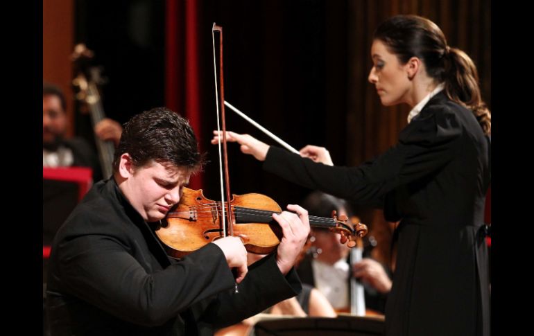 Alondra de la Parra y el violinista invitado Chad Hoopes en concierto en el Teatro Degollado.  /