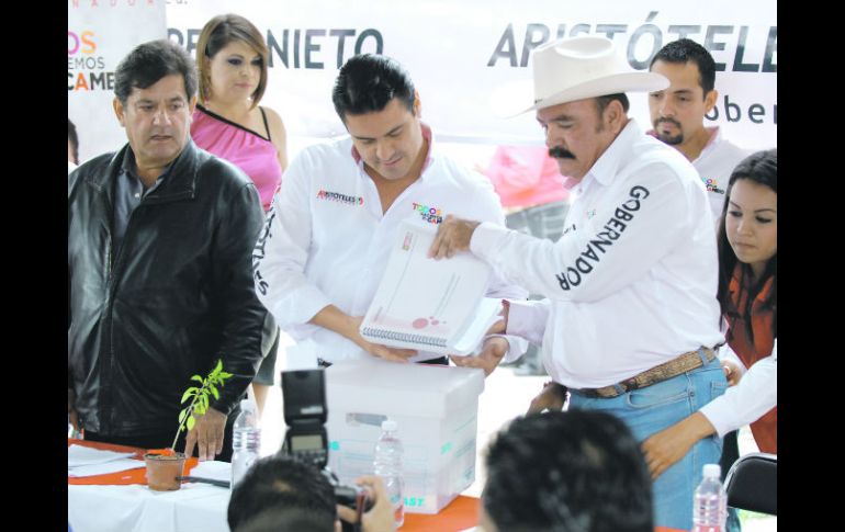 Aristóteles Sadoval sostuvo ayer un encuentro con miembros de la Federación Estatal de Propietarios Rurales. ESPECIAL  /