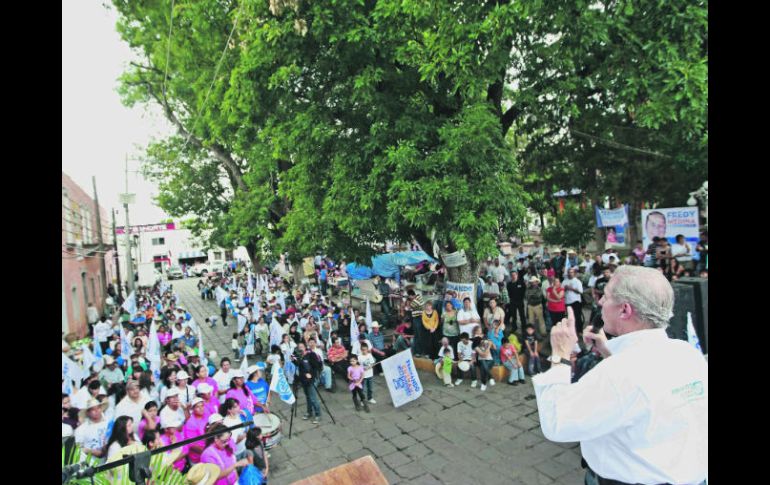 Fernando Guzmán recorrió ayer los municipios de Huejúcar y Colotlán. ESPECIAL  /