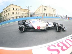 Sergio Pérez conduce su auto durante la sesión libre del GP de Europa. EFE  /