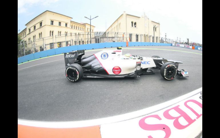 Sergio Pérez conduce su auto durante la sesión libre del GP de Europa. EFE  /