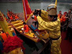 Era un ambiente lleno de festividades ya que en esta ocasión los chinos disfrutaban también por el ''Día de los Barcos Dragón''. AP  /