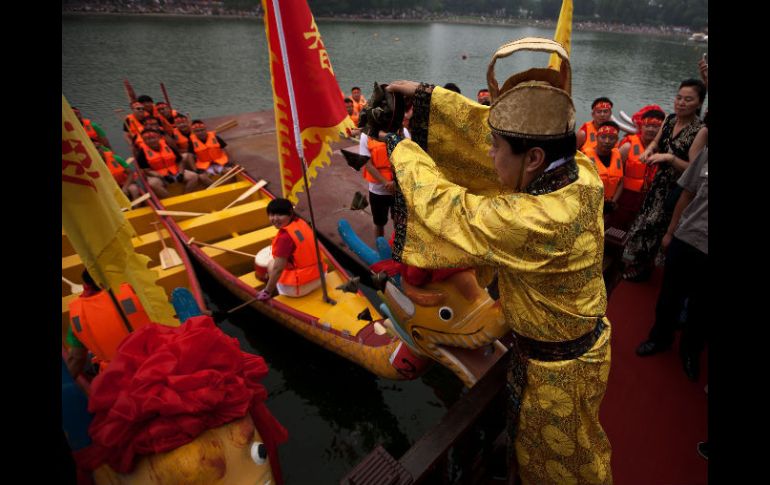 Era un ambiente lleno de festividades ya que en esta ocasión los chinos disfrutaban también por el ''Día de los Barcos Dragón''. AP  /