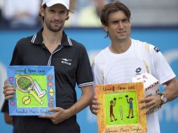 David Ferrer (der.) y Philipp Petzschner (izq.) lucen los premios cnseguidos en el Abierto Unicef. AP  /