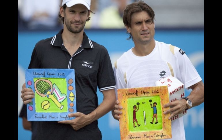 David Ferrer (der.) y Philipp Petzschner (izq.) lucen los premios cnseguidos en el Abierto Unicef. AP  /