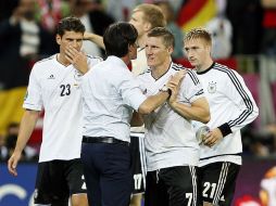 El entrenador alemán Joachim Loew (c), celebra con sus jugadores tras vencer a Grecia, en Gdansk, Polonia. EFE  /