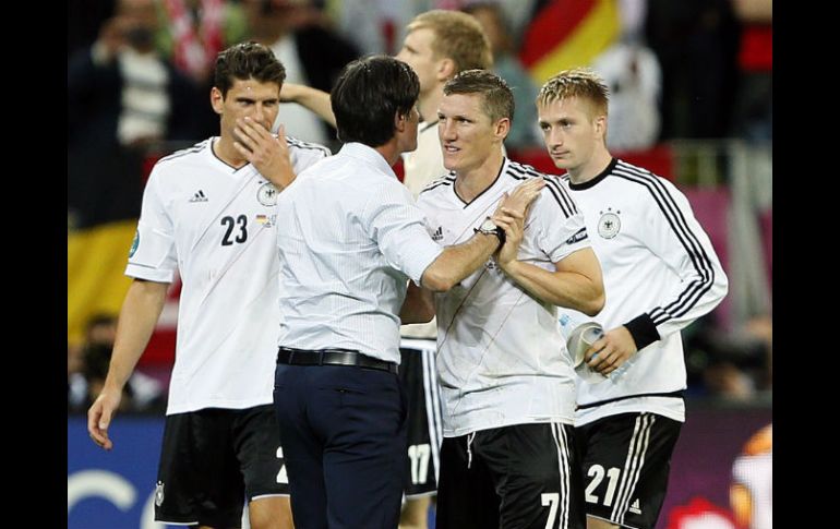 El entrenador alemán Joachim Loew (c), celebra con sus jugadores tras vencer a Grecia, en Gdansk, Polonia. EFE  /