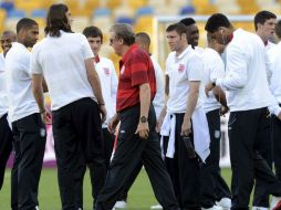 El director técnico inglés Roy Hodgson (C) y sus jugadores durante un entrenamiento en el estadio Olímpico de Kiev. EFE  /