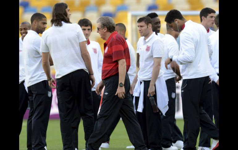 El director técnico inglés Roy Hodgson (C) y sus jugadores durante un entrenamiento en el estadio Olímpico de Kiev. EFE  /