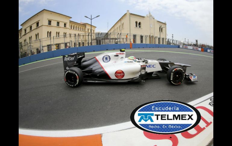 Sergio Pérez, pilota su monoplaza en el circuito urbano de Valencia, España. EFE  /