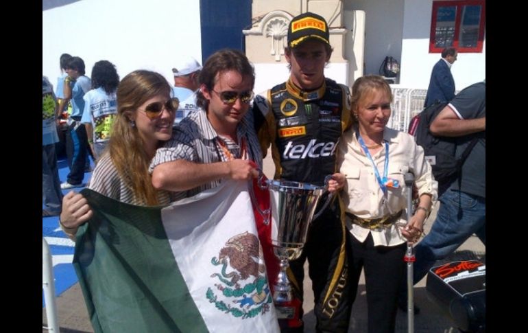 Esteban Gutiérrez celebró de inmediato con su familia el triunfo conseguido en Valencia. Foto de Twitter @OfficialSF1Team. ESPECIAL  /