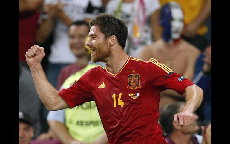 Xabi Alonso anota un doblete en el juego ante Francia y festejó 100 juegos como seleccionado españo. AP  /