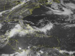 Imagen satelital del NOAA tomada el juevesmuestra un área de baja presión que gira sobre el sur del Golfo de México. AP  /