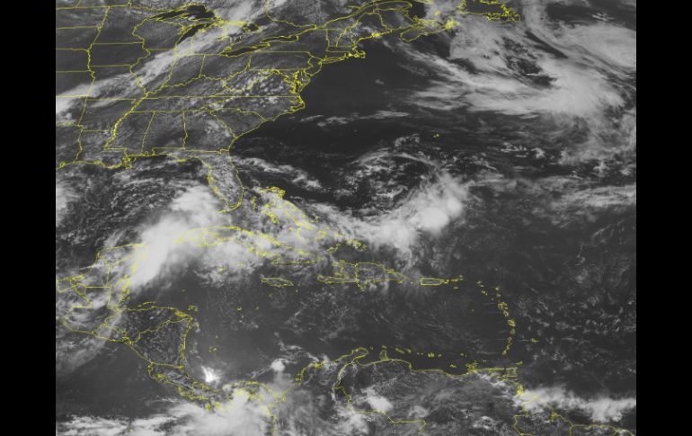 Imagen satelital del NOAA tomada el juevesmuestra un área de baja presión que gira sobre el sur del Golfo de México. AP  /