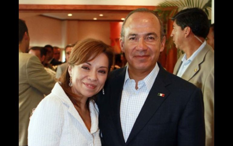 Josefina Vázquez Mota con el presidente Felipe Calderón en la reunión plenaria de los diputados del PAN. ARCHIVO  /