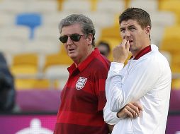 Roy Hodgson y Steven Gerrard observan el campo del estadio en Kiev. REUTERS  /