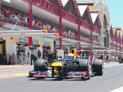 Sebastian Vettel sale de los pits, para la sesión definitiva en el circuito español. AP  /