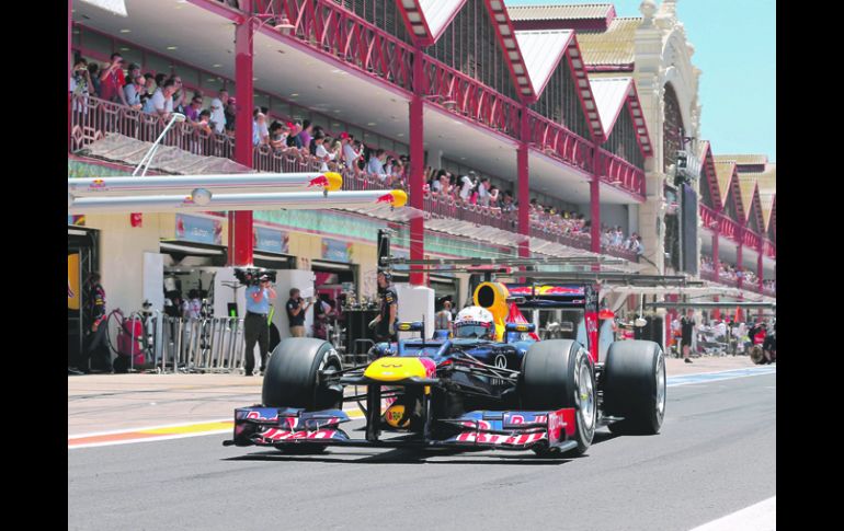 Sebastian Vettel sale de los pits, para la sesión definitiva en el circuito español. AP  /