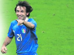 Italia en sus hombros. Andrea Pirlo se ha convertido en el jugador más importante de su Selección. AFP  /