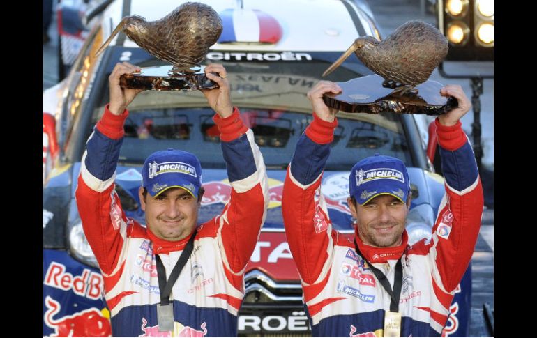 Sebastien Loeb (izq) celebra junto a su copiloto Daniel Elena (der) su victoria 72 en toda su carrera. AP  /