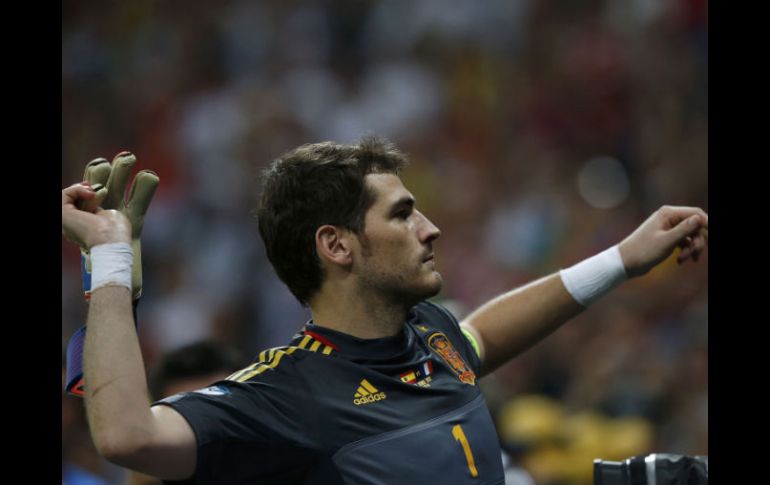 El capitán merengue, Iker Casillas, celebra la victoria de España ante Francia en los cuartos de final de la Eurocopa. REUTERS  /