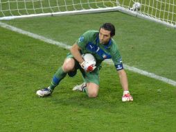 Gianluigi Buffon detuvo un penal que le dio a Italia el pase a semifinales. AFP  /