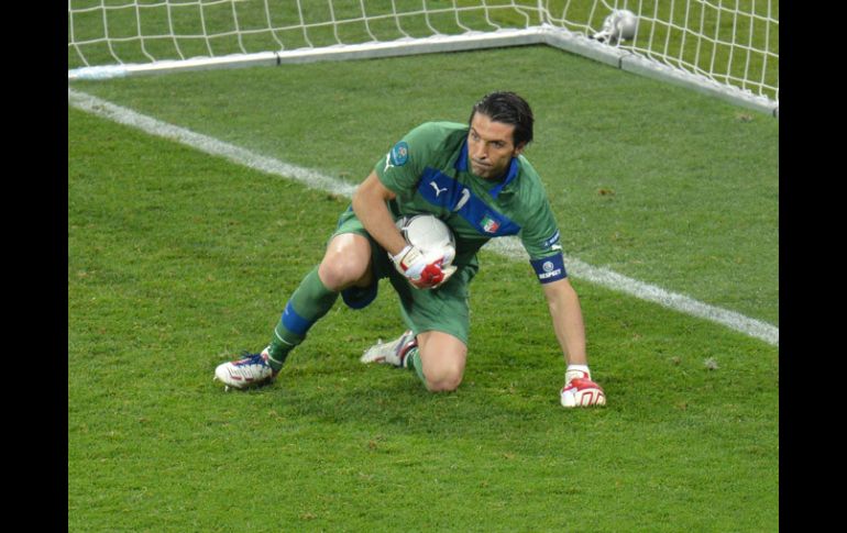 Gianluigi Buffon detuvo un penal que le dio a Italia el pase a semifinales. AFP  /