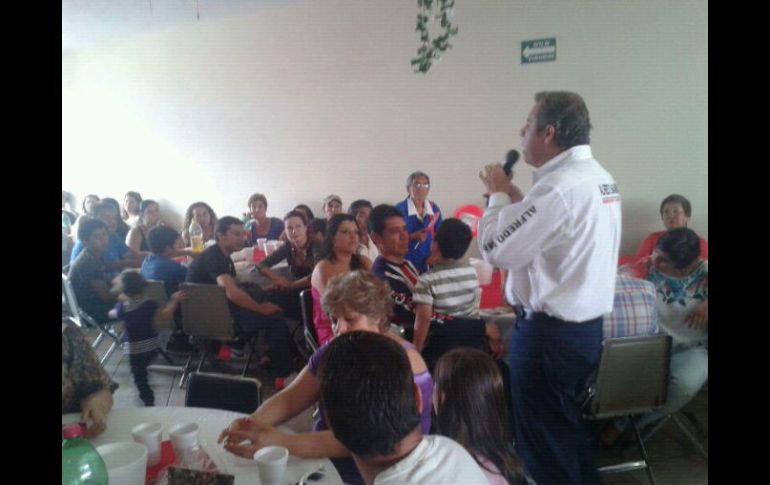 Alfredo Barba presentó proyecto a vecinos de la Colonia Centro. ESPECIAL  /