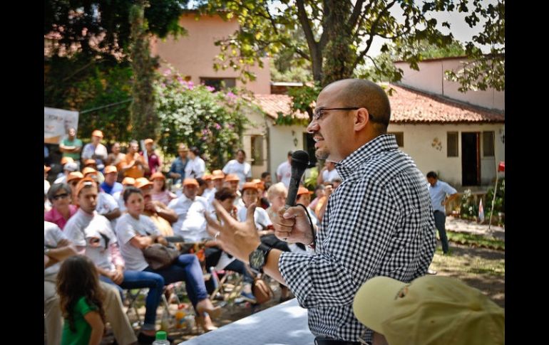 Del Toro, en un discurso ante vecinos del fraccionamiento El Palomar, ayer. ESPECIAL  /