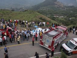 Rescatistas acudieron al sitio donde se produjo el accidente. EFE  /